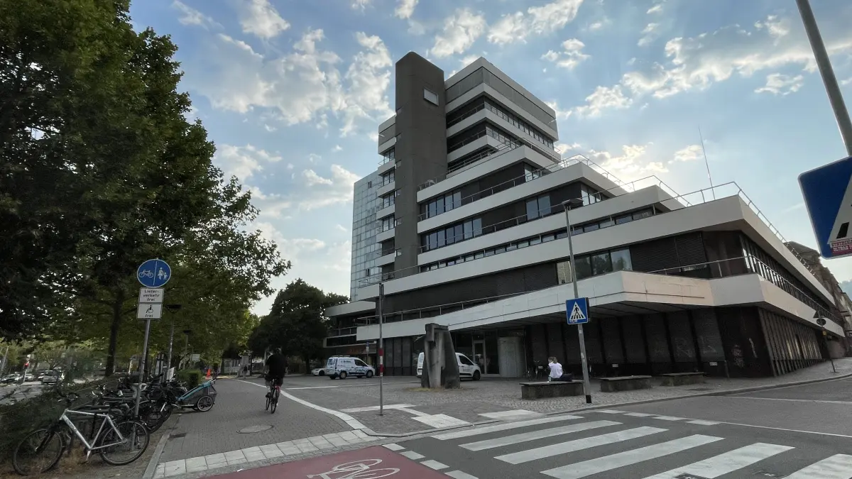 Rund um diesen Gebäudekomplex in der Bismarckallee soll die Freiburger Drogenszene für Probleme sorgen.