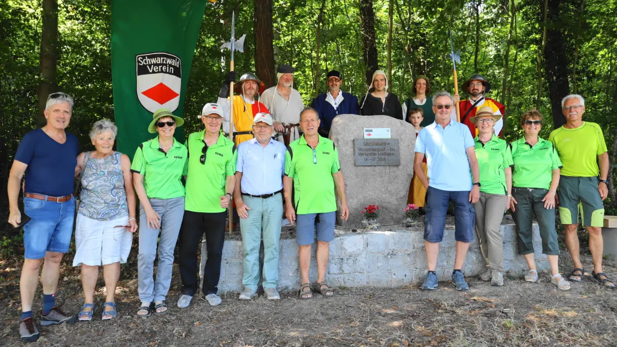 Mit dem instandgesetzten Gedenkstein: hintere Reihe Röttelnbund, vordere Reihe die Aktiven des Schwarzwaldvereins (von links Jörg Czybulka, Gabriele Läufer, Ursel Steffen, Klaus Steffen, Meinrad Joos, Hans-Dieter Baumann, Heribert Fisch, Karin Kühne, Marina Bull-Müller und Helmut Müller)