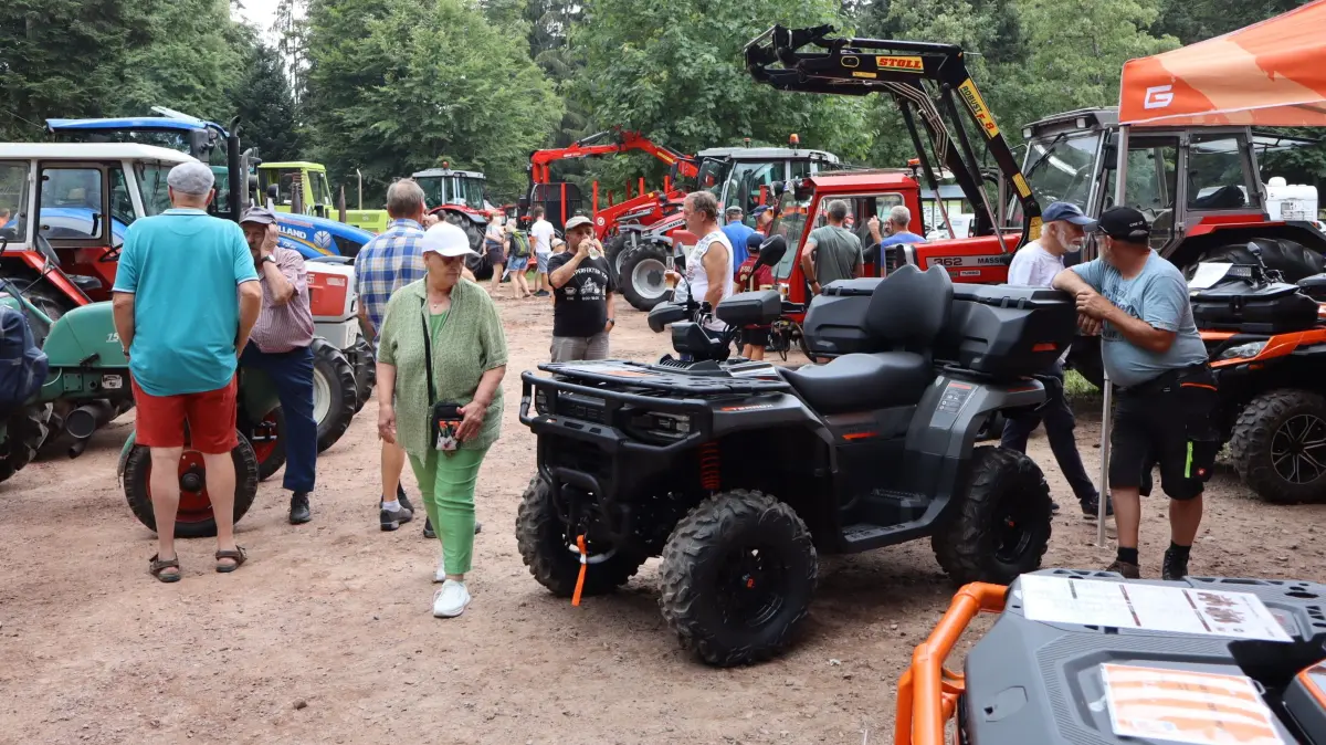 Lebendiges Treiben beim Bulldogtreffen auf dem Lipple