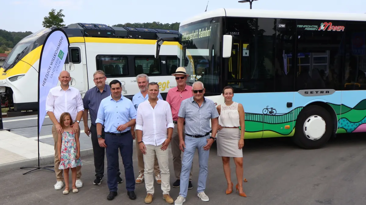 Andreas Knörle, Dezernent für Infrastruktur beim Landkreis Calw (rechts), Althengstetts Bürgermeister Rüdiger Klahm (2. von rechts) sowie die Nahverkehrsplanerin Johanna Albrecht mit Vertretern der vier mittelständischen Busunternehmen Däuble, Eberhardt, Maier und Walz, die im ÖPNV des Landkreises Calw ab dem 1. August das Linienbündel Nordost im Nahverkehrskonzept des Landkreises Calw übernommen haben, am Bahnhof in Althengstett mit einem Zug der Hermann-Hesse-Bahn und einem von vier im Kreis-Desig gestalteten Bussen. Die Vertreter der Busunternehmen von links: Philipp Eberhardt, Horst Walz, Carsten Seeger (Maier Reisen), Helmut Maier und Herbert Däuble.