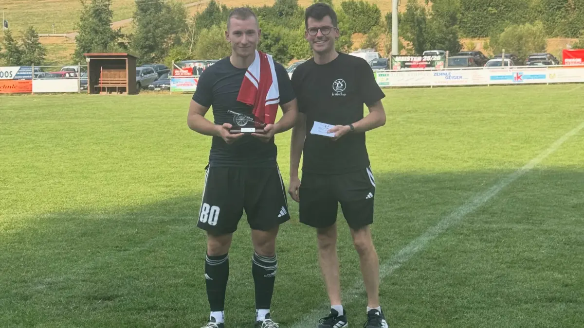 Johannes Erb (links) holte sich in der Kreisliga B Staffel 2 die Torjägerkanone.
