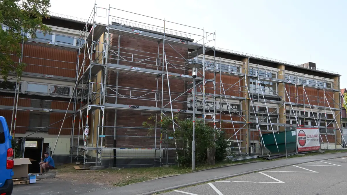Für die Sanierung des ehemaligen Hauptschulgebäudes Aichhalden im Reißerweg wurden weitere fünf Gewerke für 275000 Euro vergeben.