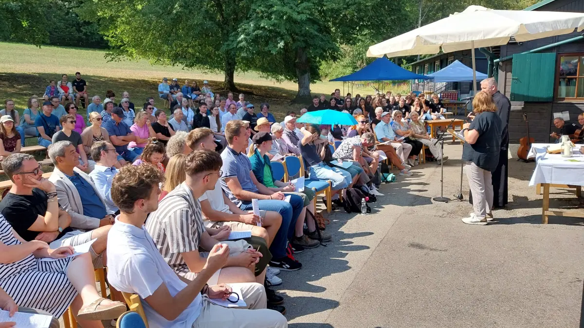 Der Jubiläumsgottesdienst vor dem Waldheim auf dem Unteren Berg war gut besucht. Zu Besuch war auch eine Abordnung von Jugendlichen (erste Reihe, vorne) aus der polnisch-orthodoxen Diözese Lublin/Chelm. Diese verbindet mit dem Kirchenbezirk Balingen eine Bezirkspartnerschaft.