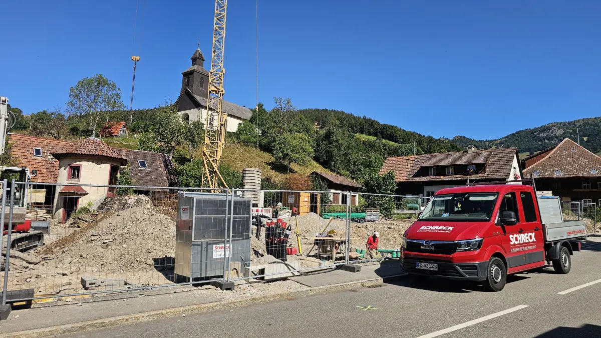 Baustart für den Wiederaufbau des Ebereschenhofes in Neuenweg. Die soziale Jugendeinrichtung wird gut vier Jahre nach dem Großbrand neu errichtet.