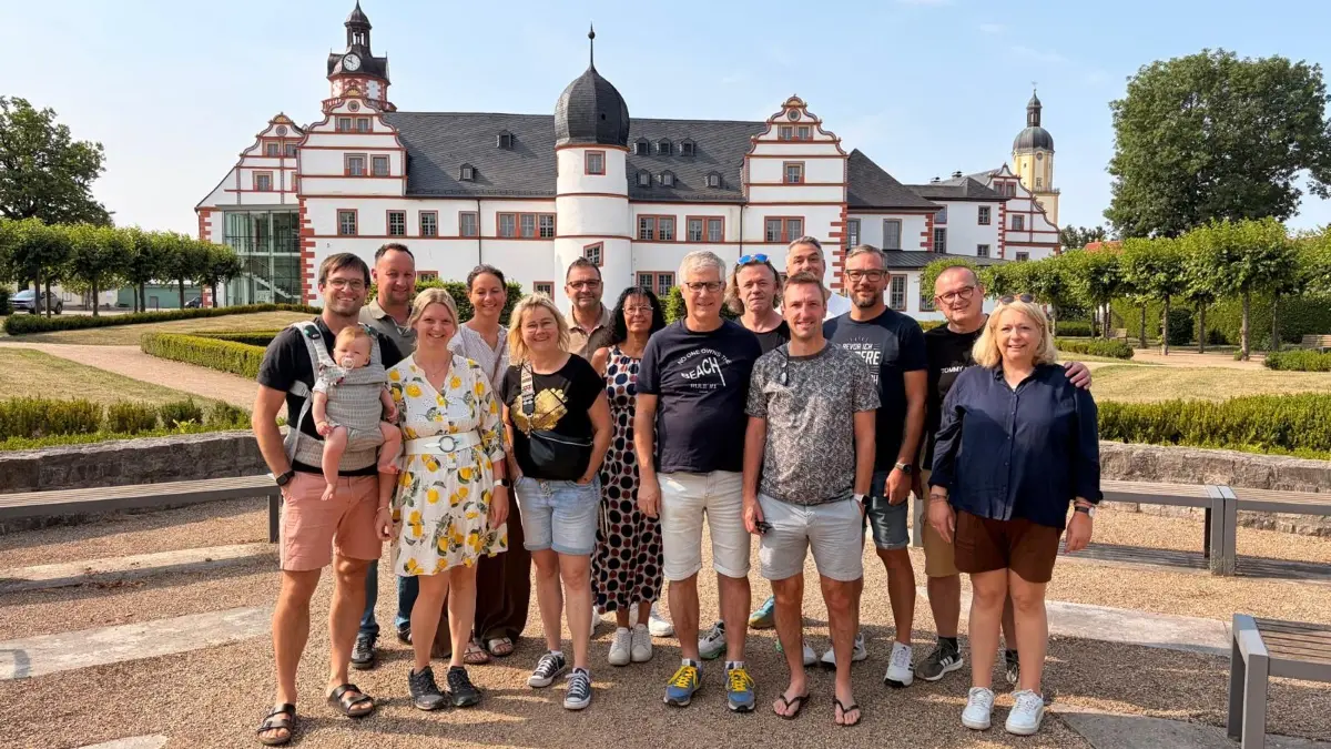 Der Katzenrat vor dem Renaissanceschloss Ehrenstein in Ohrdruf.