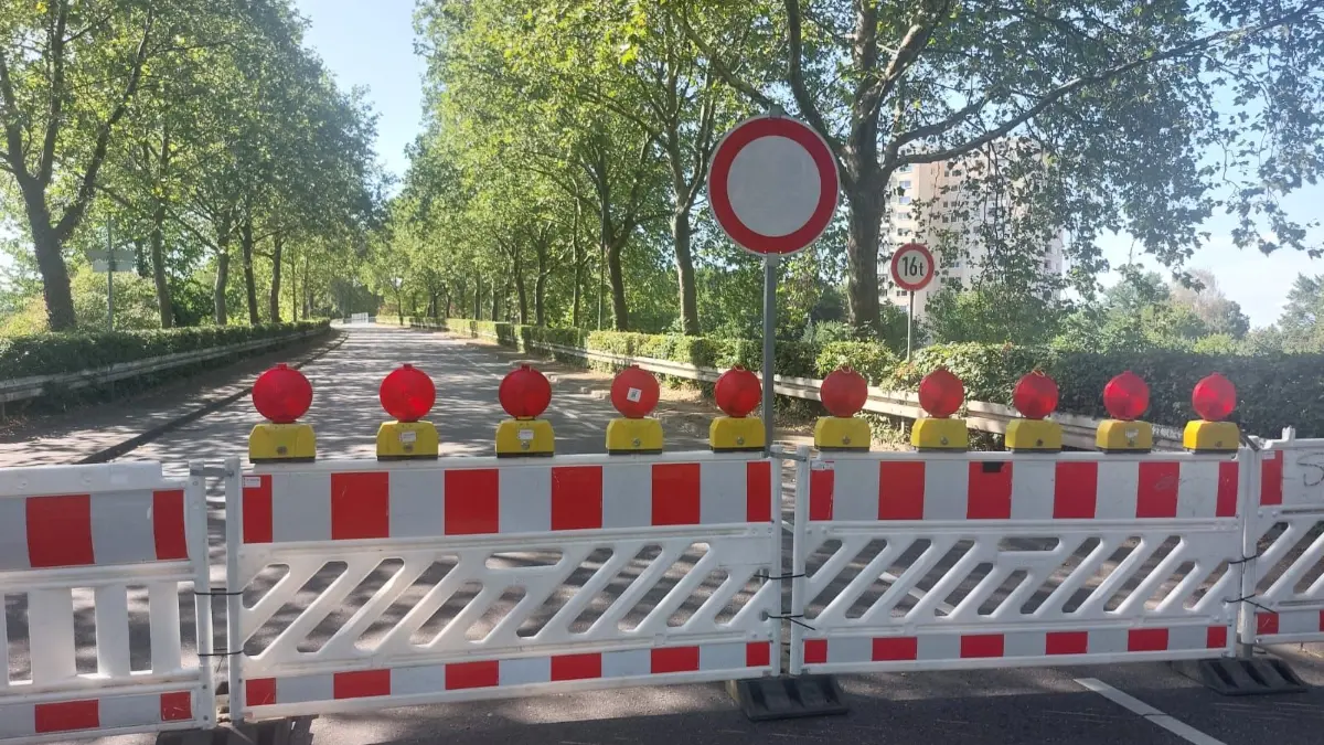 Die Bahnbrücke in der Rheinstraße bleibt gesperrt.