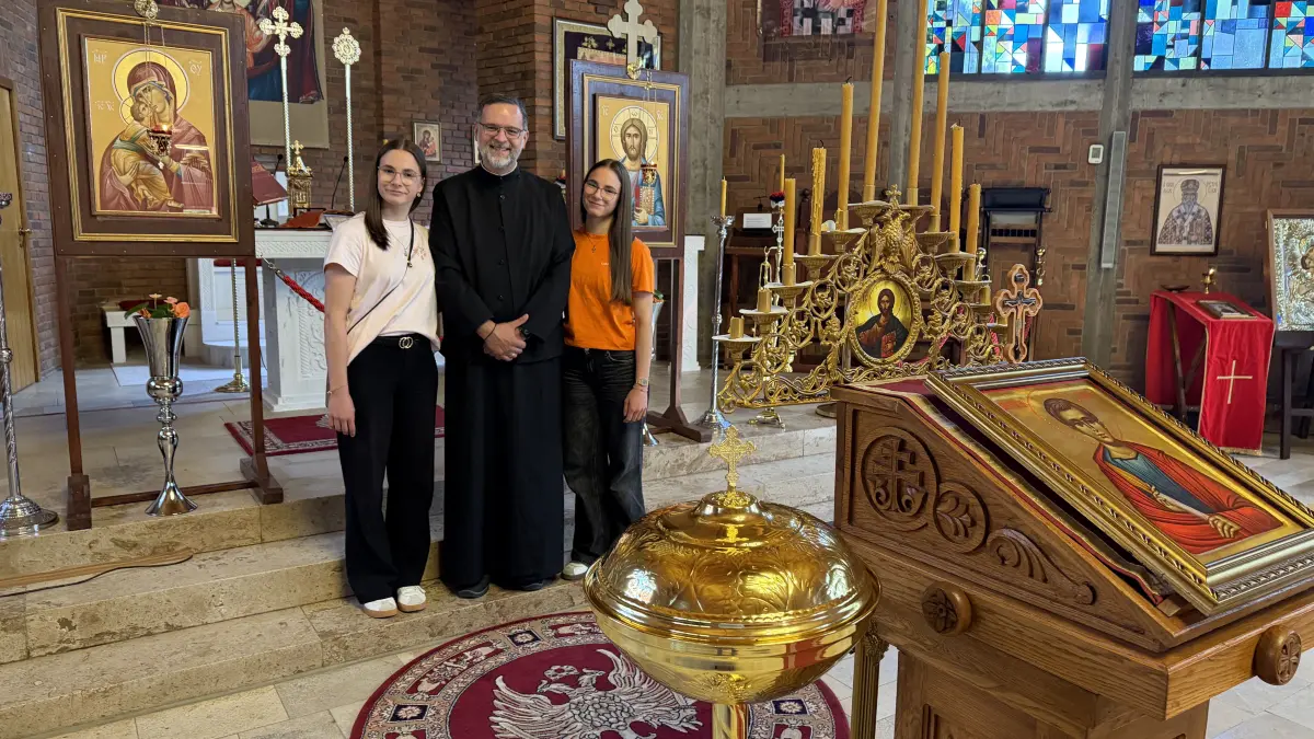 Pfarrer Bratislav Bozovic mit den Serbisch-Schülerinnen Nina und Ana aus Albstadt-Ebingen.