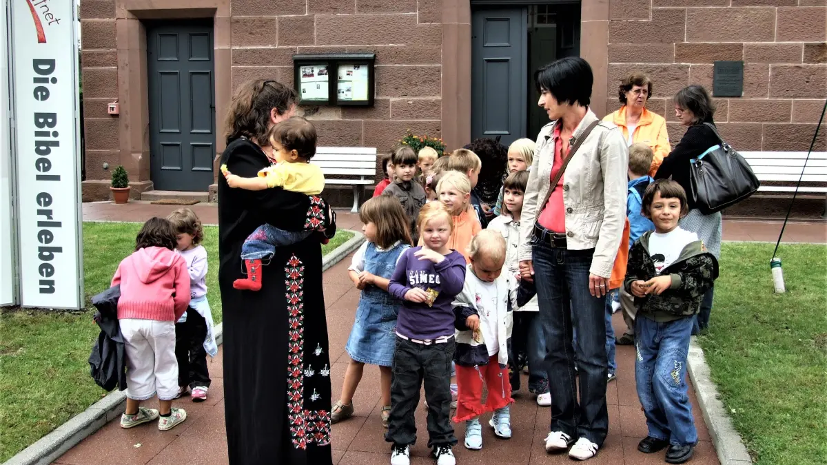 Birgit Specht mit Kindergarten