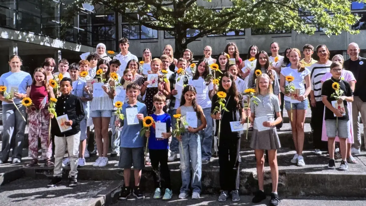Freuen sich über die Auszeichnung durch den Freundeskreis des Schwenninger Gymnasiums am Deutenberg: die Klassenbesten aller Jahrgangstufen, die einen Preis für ihre Leistungen bekamen.