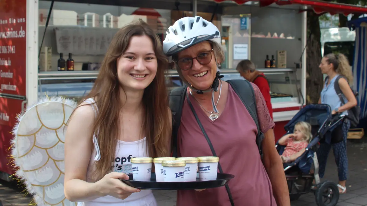 Fleißige Engel von Schopfheim aktiv verteilten ein kühles und erfrischendes Eis an die Marktbesucher in Schopfheim.