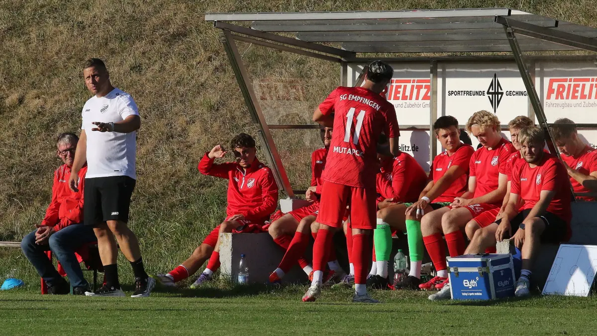 Empfingens Trainer Steffen Breinlinger (links)