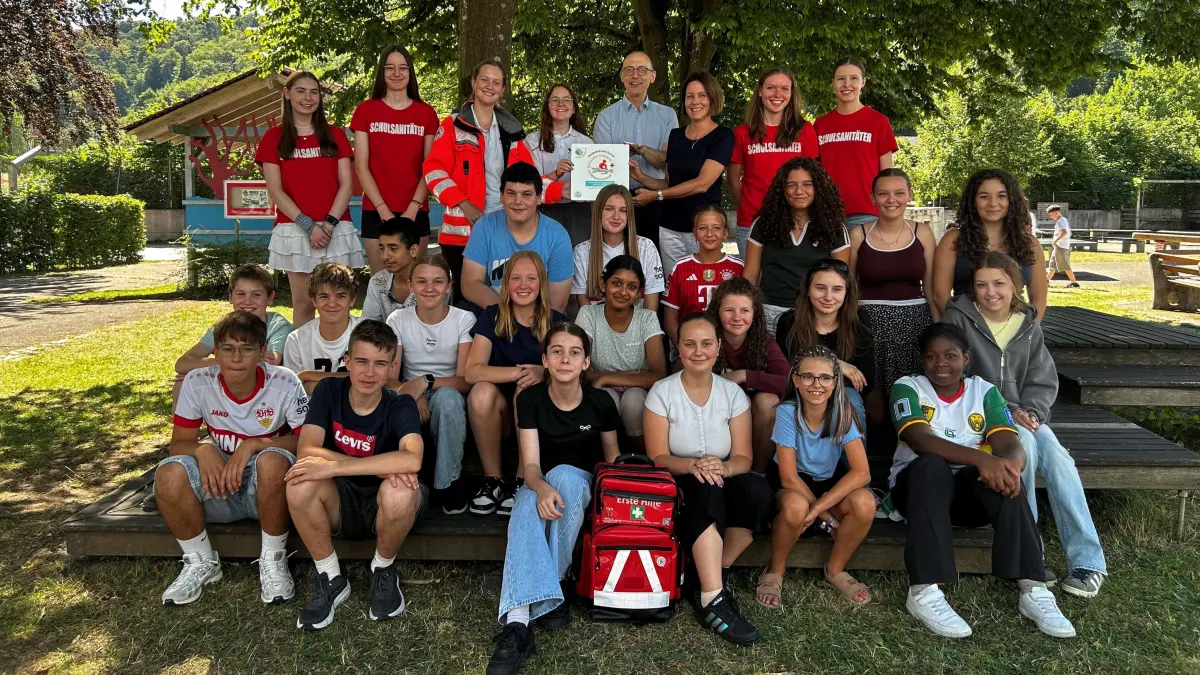 Die Schulsanitäterinnen und -sanitäter des MGG freuen sich über eine besondere Auszeichung Hinten in der Mitte Schulleiter Volker Offenhäuser, rechts daneben die Leiterin des Schulsanitätsdienstes Alexandra Braun.