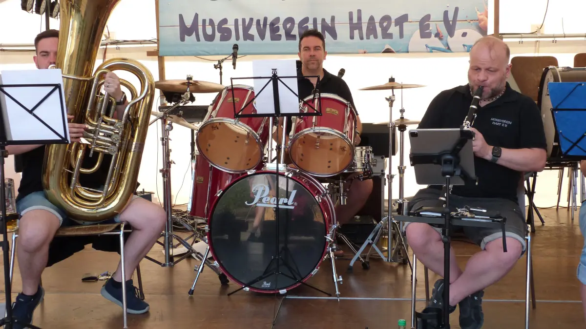 Die "Bachperlen" - eine kleine Polka-Combo des MV Hart - feierte gestern Premiere.