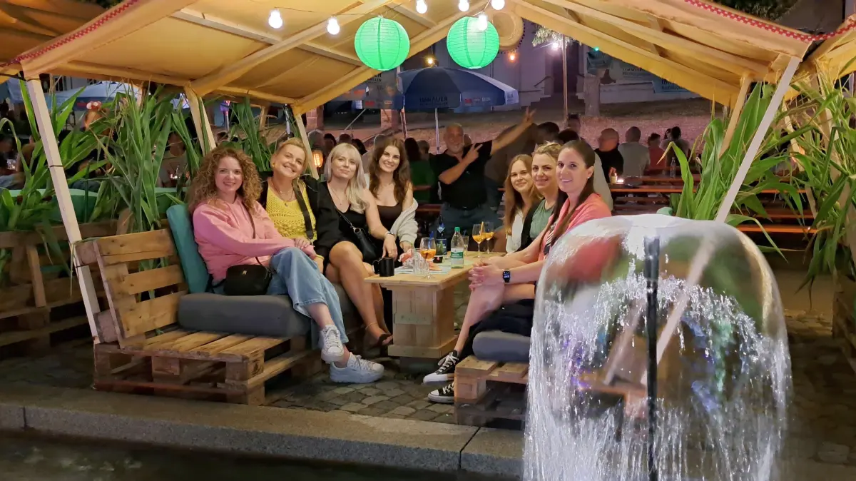 Der Urlaub kann kommen: Sommerfeeling an den Wasserspielen des Harter Grubbenbachs.