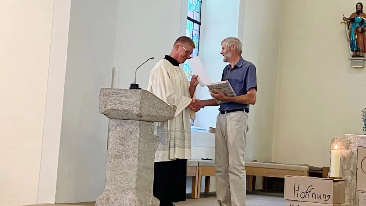 Ein herzliches Vergelt’s Gott für 50 Jahre im Amt des Kirchenpflegers: Ewald Fehrenbacher wird in Hochmössingen aus seinem Amt verabschiedet.