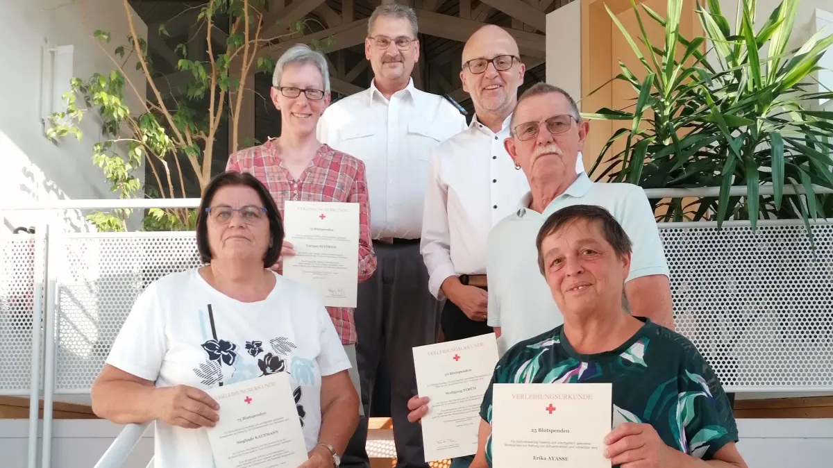 Gemeinsam mit Uwe Blaich, Vorsitzender des DRK-Ortsvereins Calw (hinten), ehrte der Bürgermeister Markus Wendel (hinten rechts) Thomas Hingsberg, Erika Ayasse (rechts), Sieglinde Kaufmann (vorne) und Carmen Seyfried.