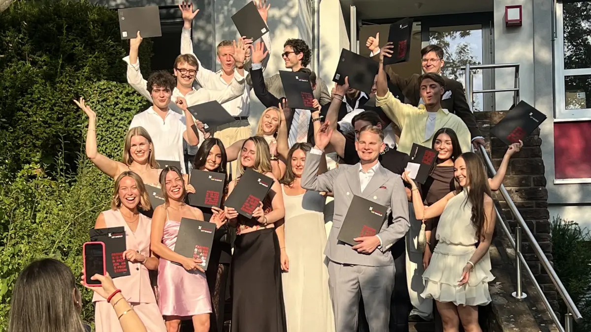 Die Abgänger und Abgängerinnen der Texoversum LDT im Bereich Fashion Management.