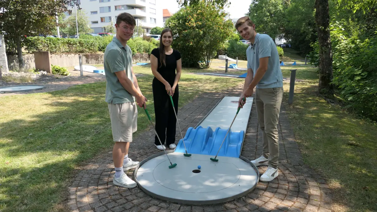 Johannes Aichele (links), Tabea Epting und Philipp Strumberg laden Gäste zum Minigolf- und Boccia-Spiel ein.