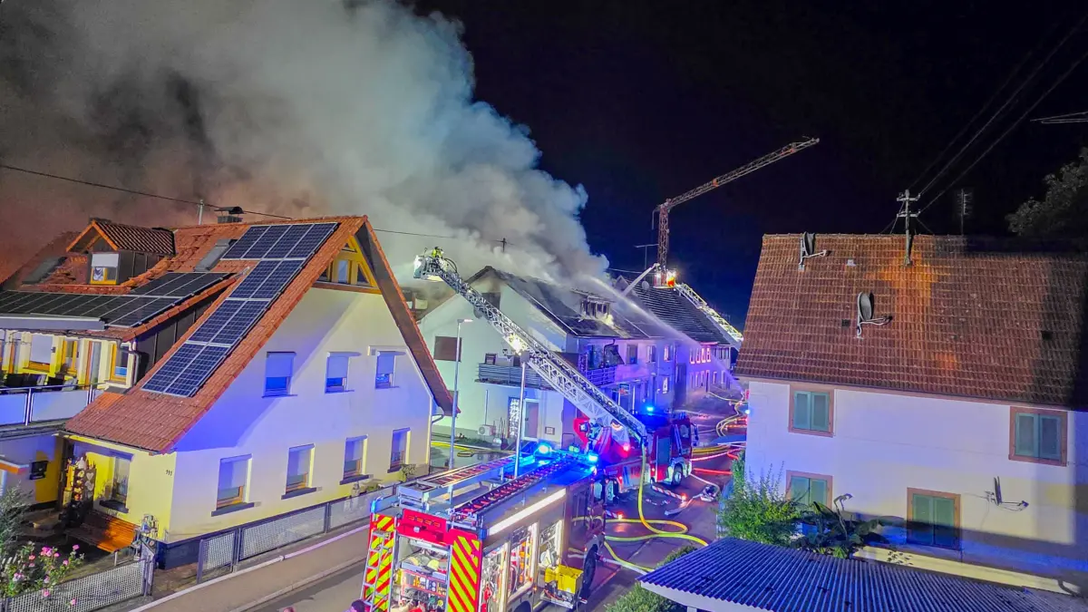 Die Feuer bekämpfte den Brand stundenlang.