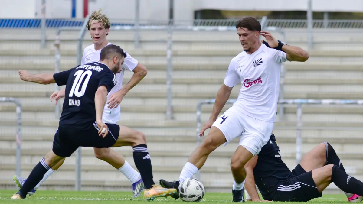 Enrico Krieger (weißes Trikot), hier am Samstag gegen Laufenburg, könnte den verletzten Jonas Busam in der Villinger Innenverteidigung ersetzen.