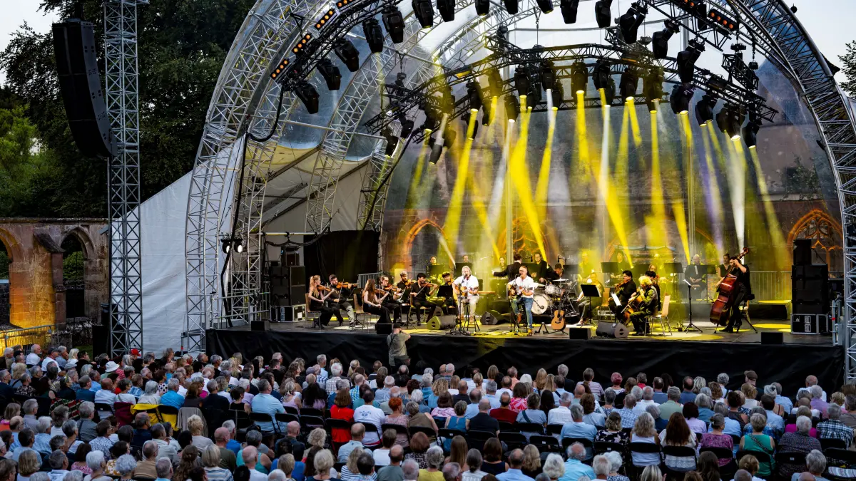 Das Publikum sang beim Auftritt des Duos Graceland und der Leipziger Philharmonie begeistert mit.