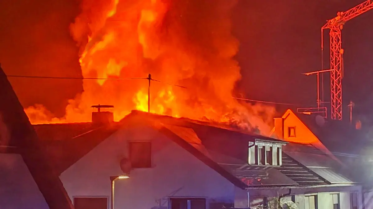 Die Flammen schlugen meterhoch in den Nachthimmel.