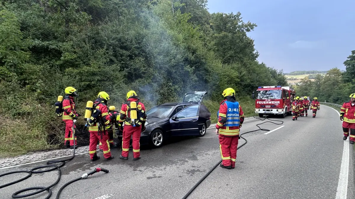 Ein Auto brannte auf der Kreisstraße.