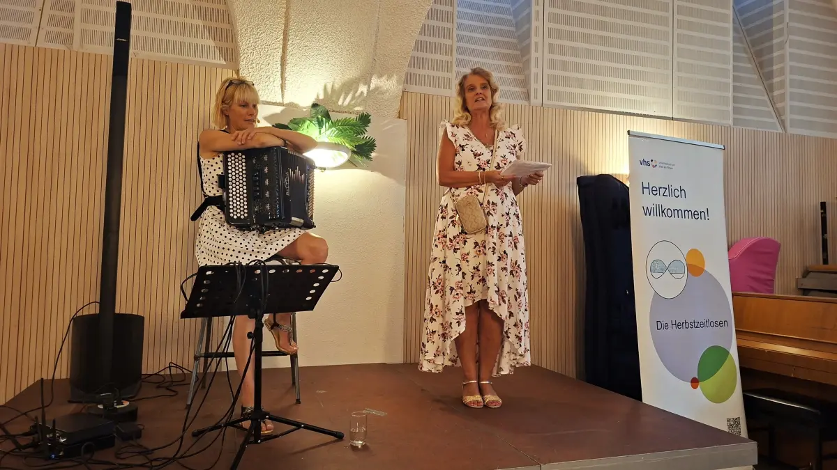 Entertainerin Christine Schmid unterhielt musikalisch. Die Leiterin des Programms der Herbstzeitlosen, Carolin Lefferts, dankte allen Helfern für ihr Engagement.
