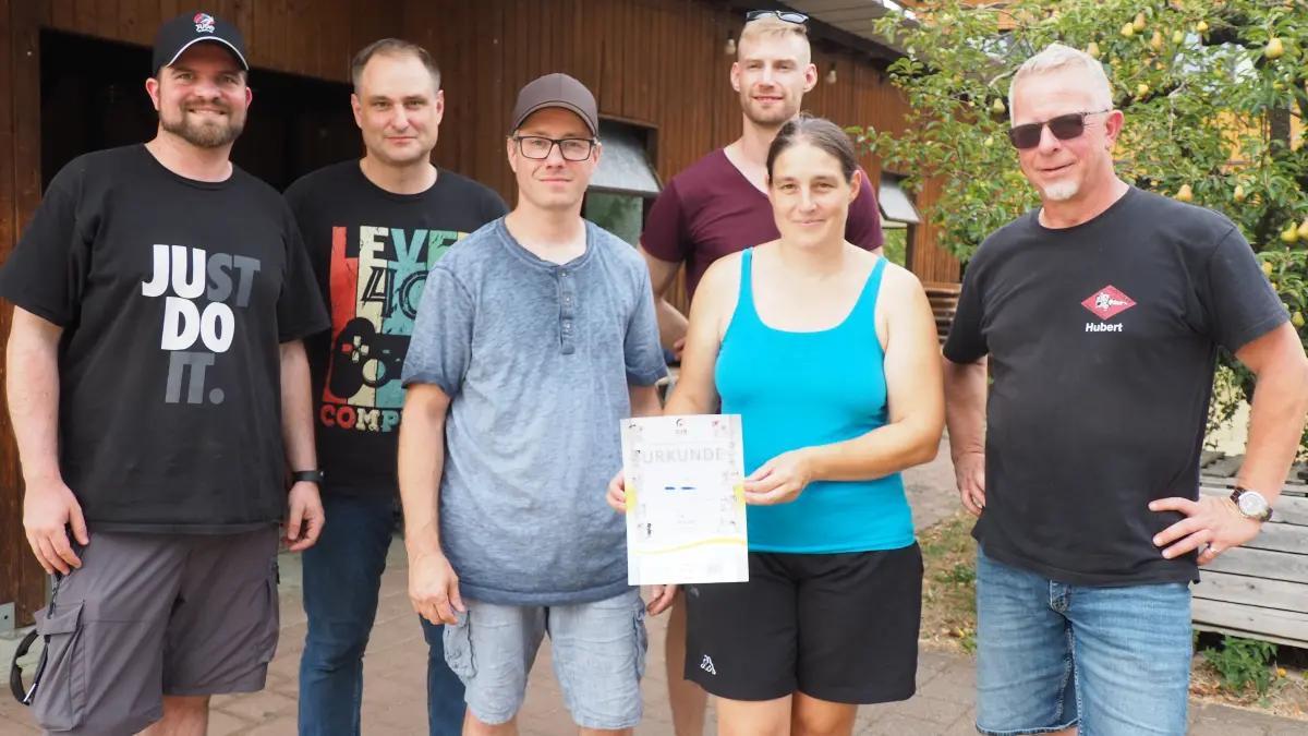 Simon Meier, Thierry Fredrich, Hannes Krebs, Silvan Zachau, Tina Hauert und Hubert Gerspacher (von links) führten an zwei Tagen fünf Kinder- und Jugendgruppen in den Judosport ein.