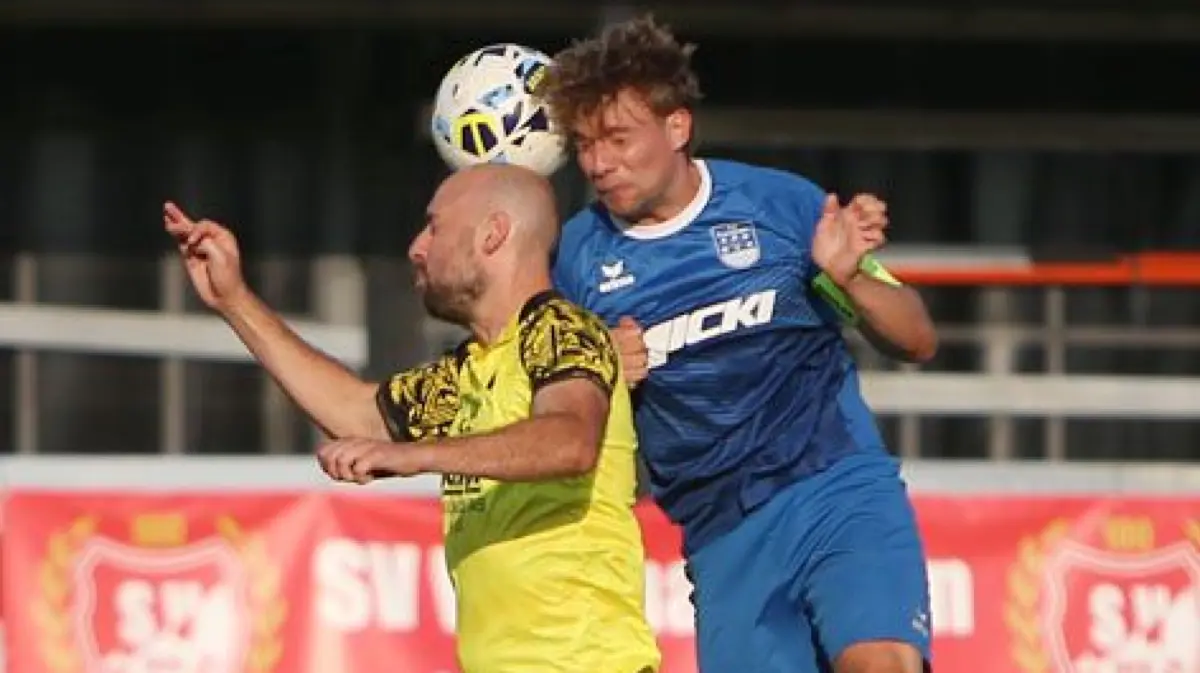 Der TuS Ergenzingen (in Blau) hat den Gäupokal in Vollmaringen gewonnen.
