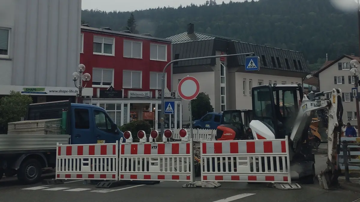 Die Ortsdurchfahrt von Bad Liebenzell ist derzeit an der Einmündung in die Hugo-Maäulen-Straße gesperrt.