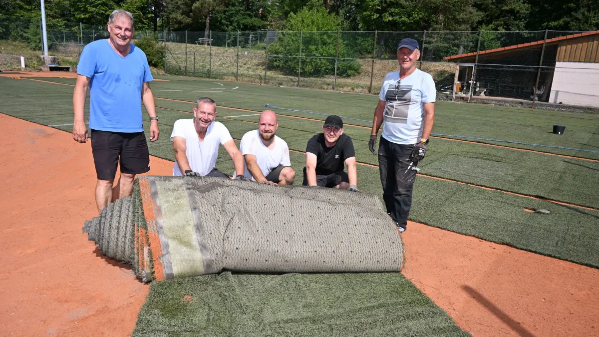Ein Kraftakt: Sportfreunde in Salzstetten verlegen den Kunstrasen.