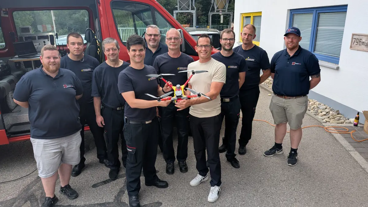Vöhrenbachs Bürgermeister Heiko Wehrle übergibt die neue Drohne an die gleichnamige Gruppe der Feuerwehr. Im Bild Sven Riese (Firma Drohne 112), Janik Dold, der stellvertretende Kommandant Alexander Schneider, Jonas Blessing, Gesamtkommandant Ralf Heizmann, Kommandant Oliver Schrenk, Bürgermeister Heiko Wehrle, Yannik Ketterer, Claus Dold und Matthias Müller (Firma Drohne 112)