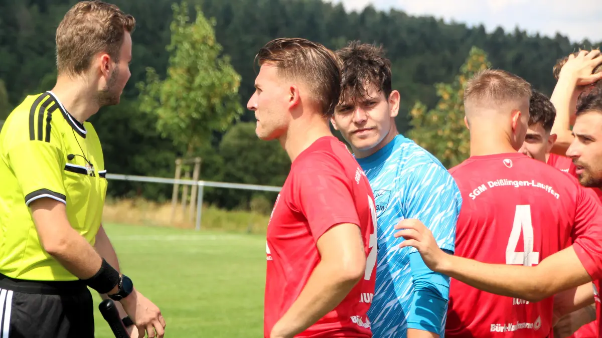 Vor Anpfiff ahnte von den Protagonisten noch niemand, dass es eine 0:8-Packlung für die SG Deißlngen/Lauffen geben würde. Schiedsrichter Justin Volz, Robin Schumpp und Paul Schöller (von links).