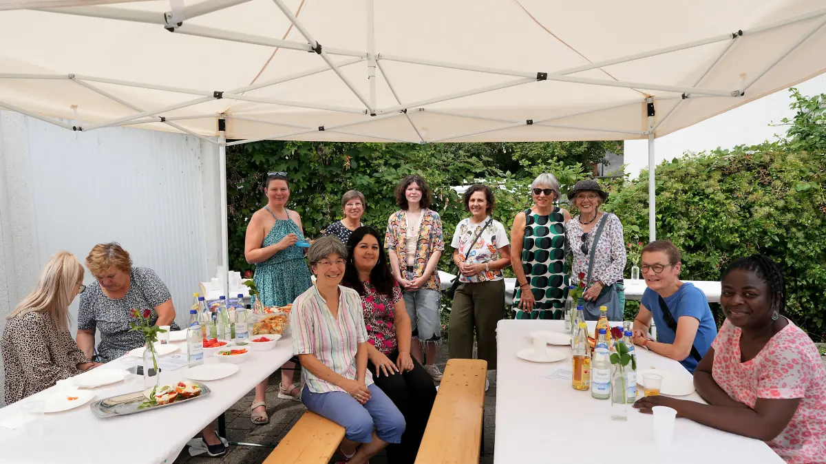 Eine Gruppe von Interessierten traf sich in Horb am "Bunten Tisch", um gemeinsam ins Gespräch zu kommen und internationale Küche zu genießen.