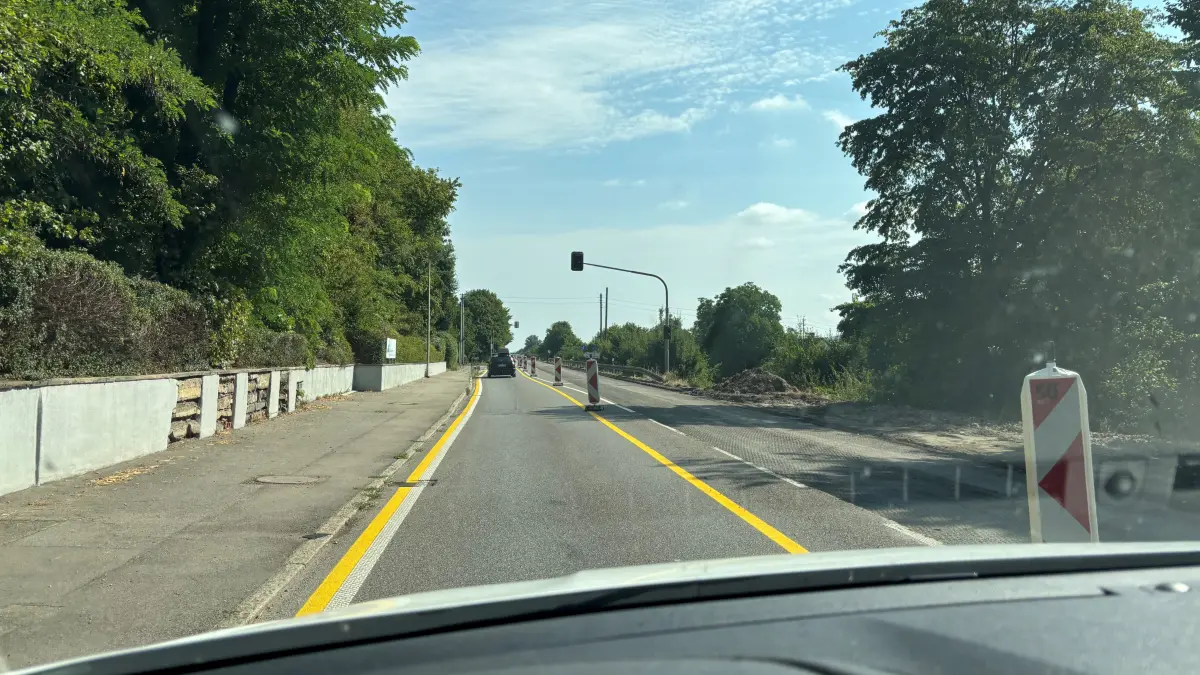 Es geht voran auf der B 27 zwischen Ofterdingen und Bodelhausen. Die Fahrspur in Richtung Tüingen (rechts) ist inzwischen komplett abgefräst, und man fährt auf der linken Spur nach Norden. Verzögert diese Sanierung vielleicht den überfälligen Ausbau auf vier Spuren? Die CDU Hechingen und im Landkreis Tübingen macht Druck. Wieder einmal.