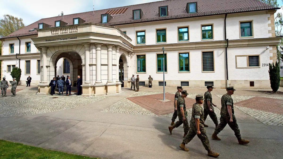 ARCHIV - 03.05.2016, Baden-Württemberg, Stuttgart: Mitglieder der US-Streitkräfte gehen in den Patch Barracks nach dem Kommandowechsel des United States European Command (EUCOM) in Stuttgart am Hauptquartier vorbei. Zur Kommandoübergabe des scheidenden Eucom-Befehlshabers Curtis M. Scaparrotti an seinen Nachfolger wird US-Verteidigungsminister Patrick Shanahan am Donnerstag erwartet. Foto: Marijan Murat/dpa +++ dpa-Bildfunk +++ | Verwendung weltweit
