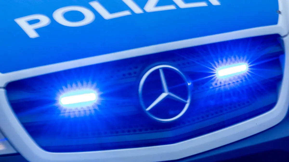 Polizei: ARCHIV - 10.02.2024, Mecklenburg-Vorpommern, Rostock: Ein Einsatzfahrzeug der Polizei fährt mit Blaulicht durch die Innenstadt. (zu dpa: «Polizei fasst Verkehrssünder nach Verfolgungsjagd») Foto: Jens Büttner/dpa +++ dpa-Bildfunk +++