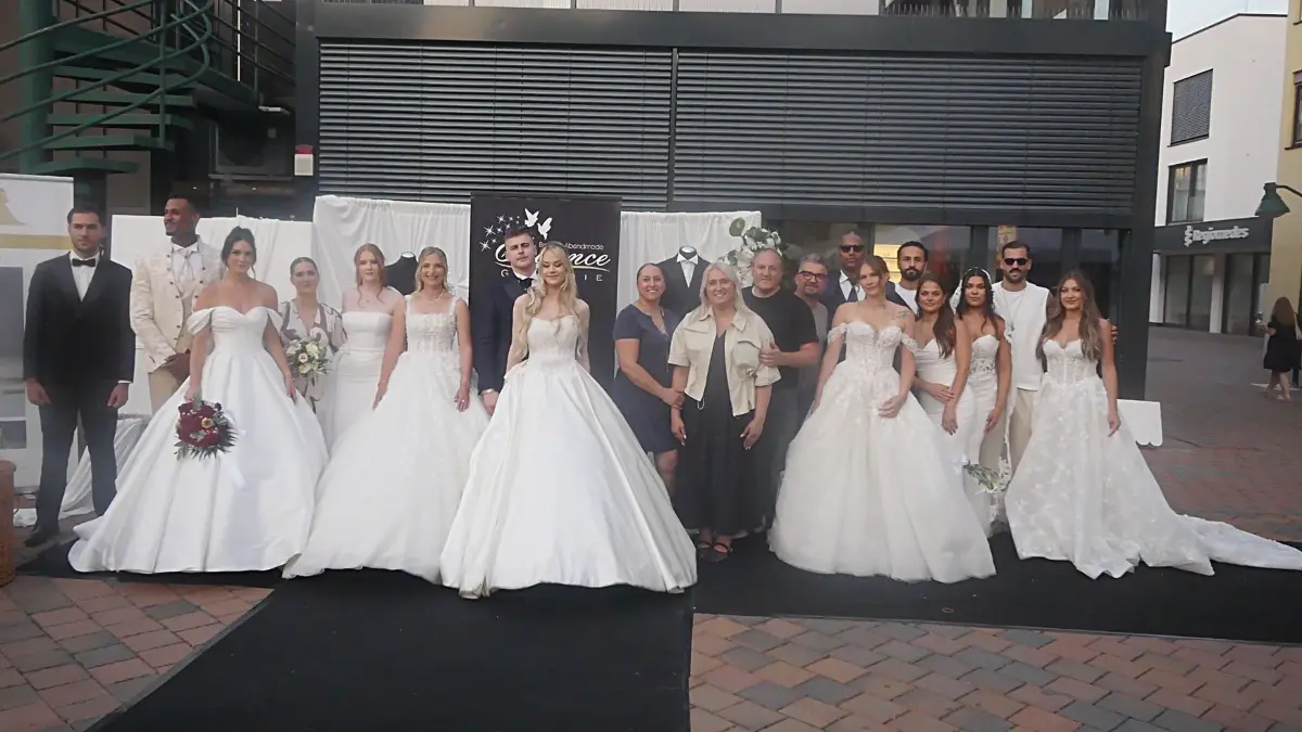 Ein Erfolg war die Brautmodenschau beim Stadtstrand in Schwenningen. Die Veranstalter von Elegance Wedding und die Dienstleister waren mit der Resonanz mehr als zufrieden und stellten sich im Anschluss gerne den Fotografen.