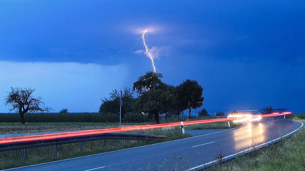 Im Laufe des Montags und Dienstags sind Gewitter mit Starkregen möglich.