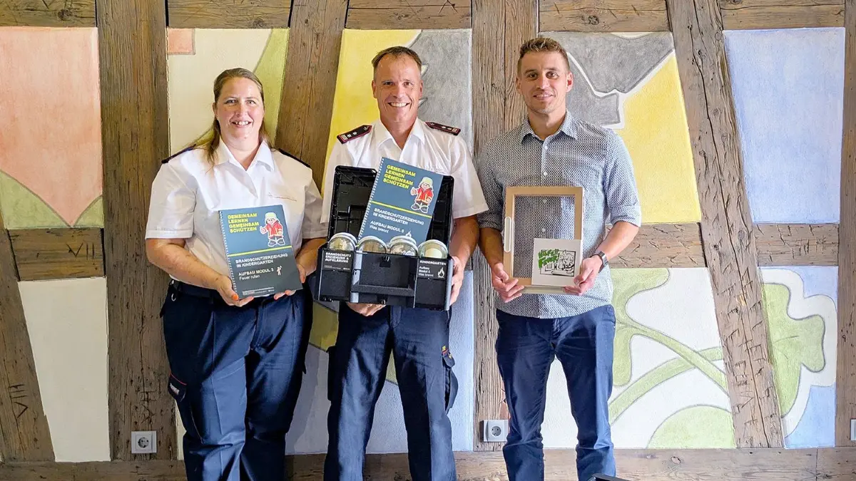 (von links nach rechts): Nicole Scheible (Feuerwehrabteilung Dietingen), Dominik Weisser (Gesamtkommandant der Feuerwehr Dietingen) und Bürgermeister Felix Hezel.