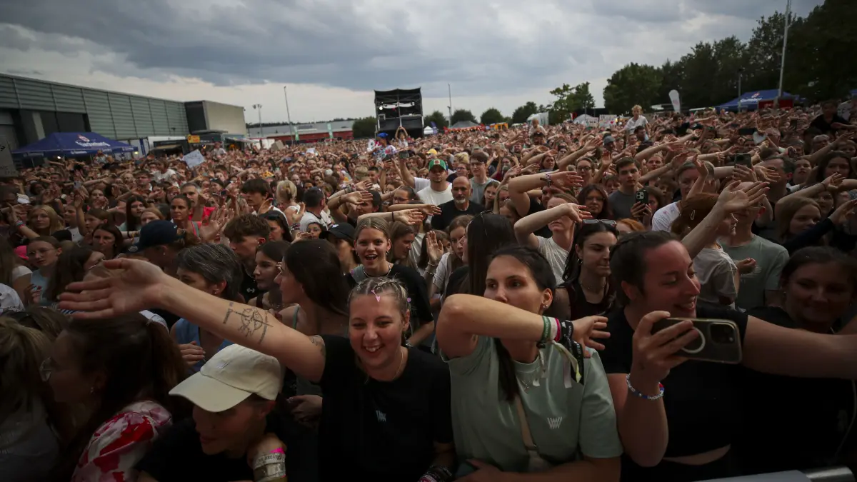 Durchweg ausgelassene Stimmung herrscht drei Tage lang beim Sommersound 2026 VS – hier beim Auftritt von Popsänger Wincent Weiss.