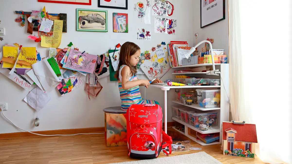 ILLUSTRATION - Mit dem Schulbeginn zieht ein neues Möbelstück ins Kinderzimmer: der Schreibtisch. (zu dpa: «Schulstart: Was Erstklässler jetzt im Kinderzimmer brauchen») Foto: Mascha Brichta/dpa-tmn - ACHTUNG: Nur zur redaktionellen Verwendung im Zusammenhang mit dem genannten Text - Honorarfrei nur für Bezieher des dpa-Themendienstes +++ dpa-Themendienst +++