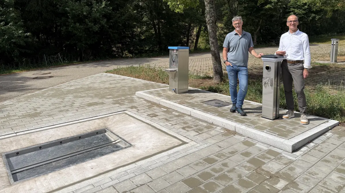 Bürgermeister Jörg Frey und Ortsbaumeister Ansgar Paul am modernisierten Reisemobilstellplatz Obertal mit der neuen Frischwassersäule sowie der Grau- und Schwarzwasserentsorgung