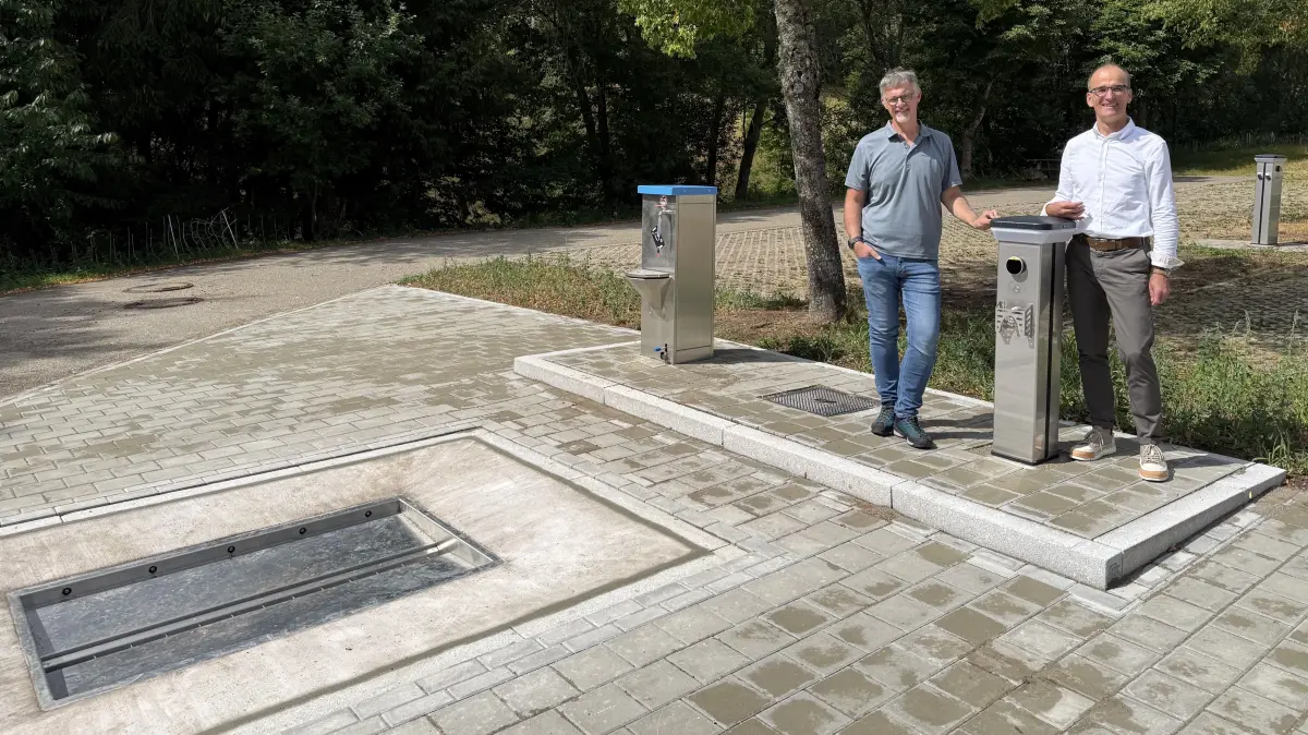 Bürgermeister Jörg Frey und Ortsbaumeister Ansgar Paul am modernisierten Reisemobilstellplatz Obertal mit der neuen Frischwassersäule sowie der Grau- und Schwarzwasserentsorgung