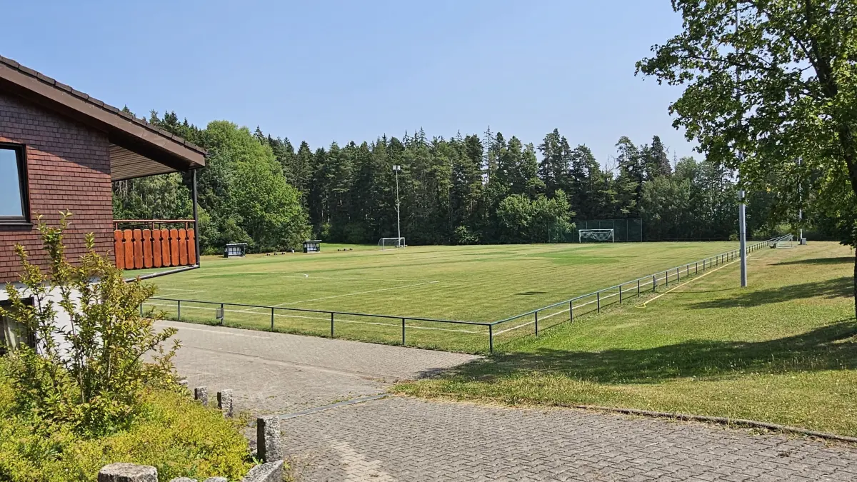 Die Rasenpflege beim SV Überberg soll umgestellt werden. Der Zuschuss für zwei Mähroboter sorgte im Gemeinderat für Diskussion.