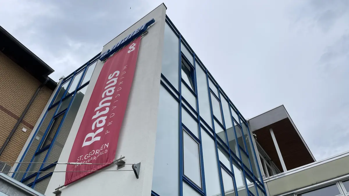Mit Fake-Rechnungen haben Betrüger versucht, von der Stadt St. Georgen Geld zu erbeuten. Zum Glück ist der Schwindel im Rathaus aufgefallen.