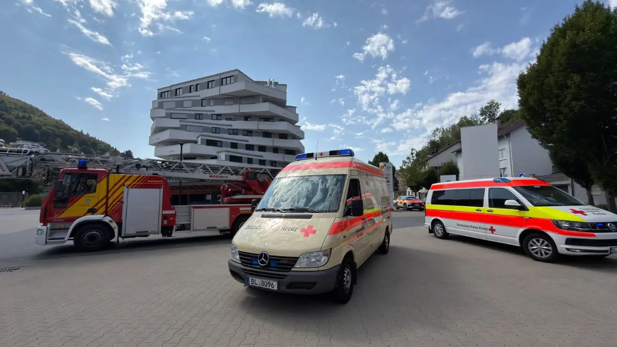 Nachdem ein Kind den Notruf gewählt hatte, rückten Einsatzkräfte an den Ebinger Europaplatz aus.