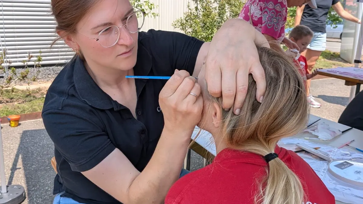 Jugendleiterin Carola Hoppe beim Kinderschminken