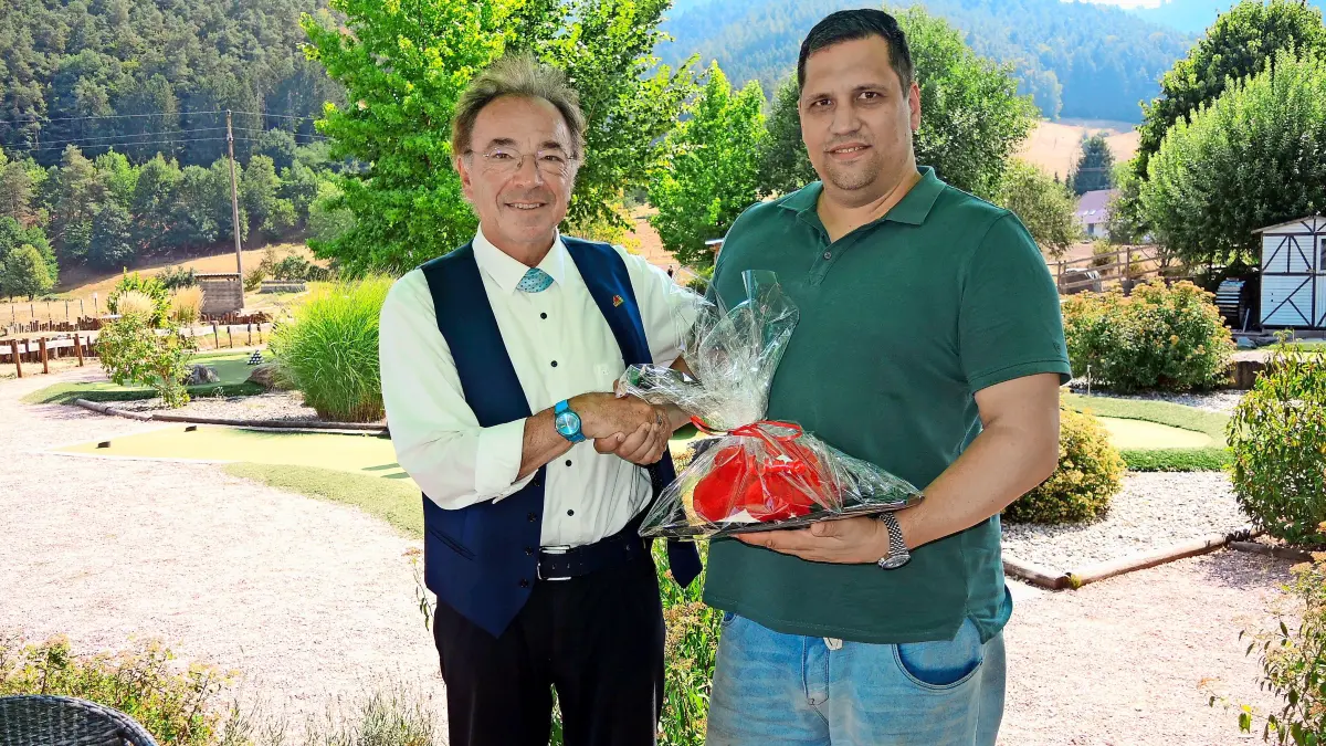 Bürgermeister Siegfried Eckert (links) gratulierte Carsten Wöhrle.